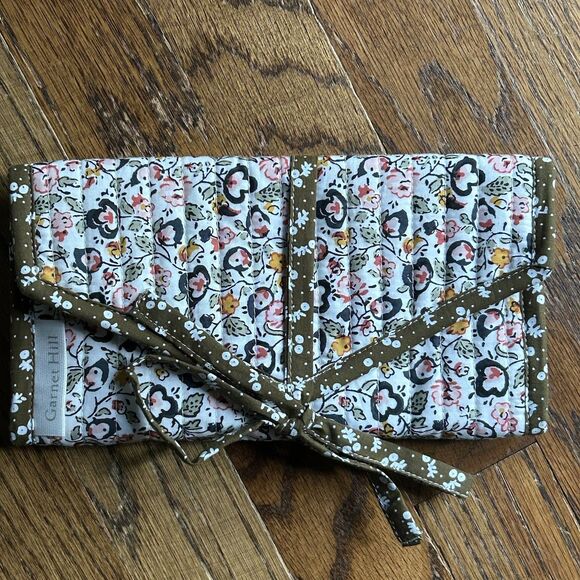Garnet Hill Quilted Jewelry Roll Travel Bag Ditsy Floral Print Zip Pockets Ring - Picture 1 of 6